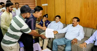 ভোলা-বরিশাল সড়ক প্রকল্পে ব্যয়ের হিসাব নিয়ে প্রশ্ন, স্পিকারের কাছে স্মারকলিপি